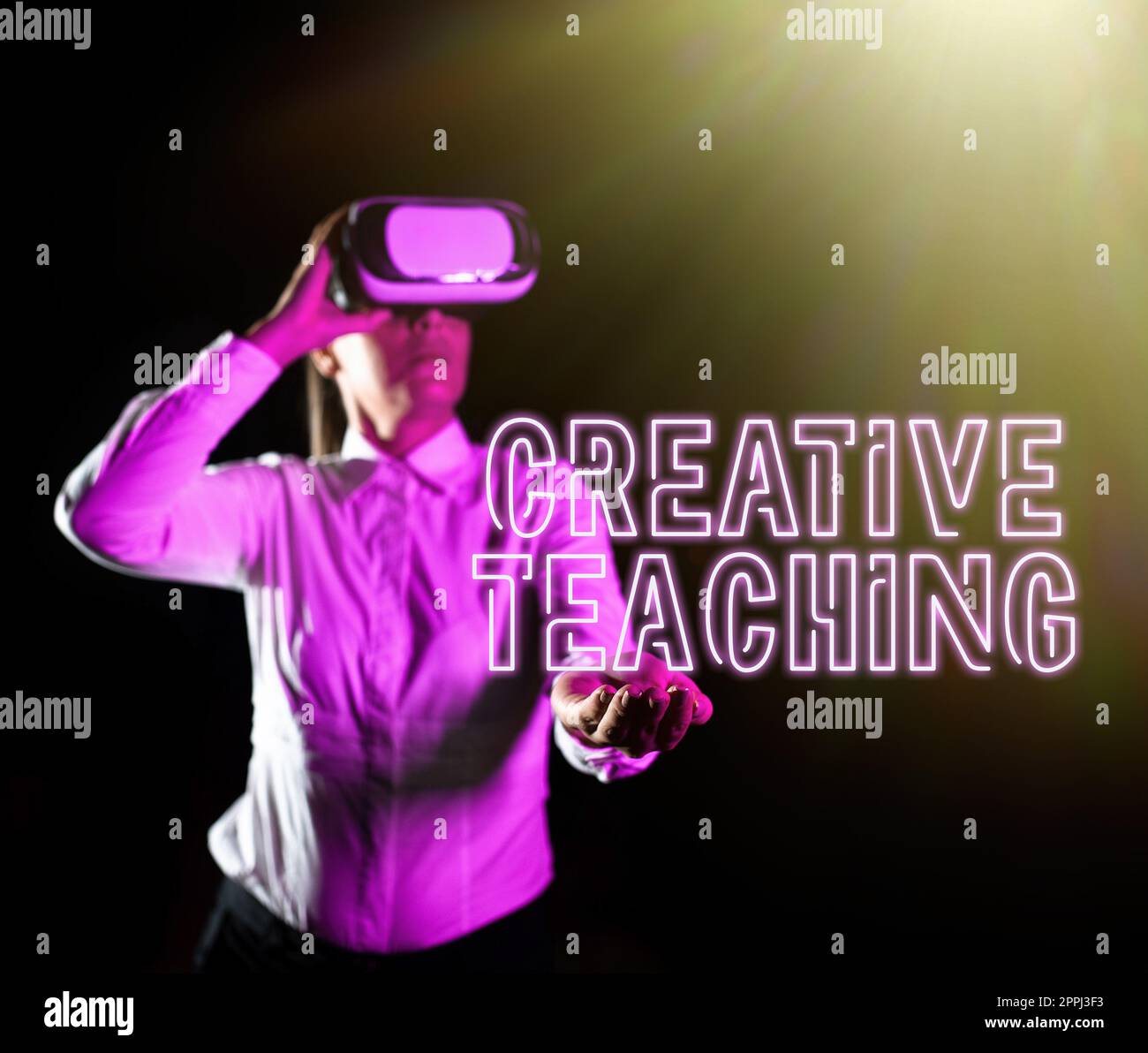 Konzeptionelle Beschriftung Creative Teaching. Geschäftsansatz der Akt des Coachings auf neuartige Weise, der Frauen, die an einer Berufsausbildung teilnehmen, durch eine Virtual Reality Brille fördert. Stockfoto