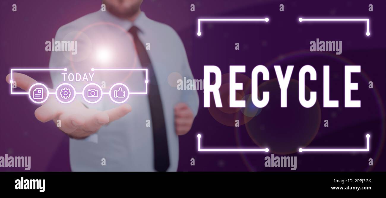 Schild mit der Anzeige „Recycle“. Wort über den Prozess der Umwandlung von Abfallstoffen in neue Materialien und Objekte geschrieben Stockfoto