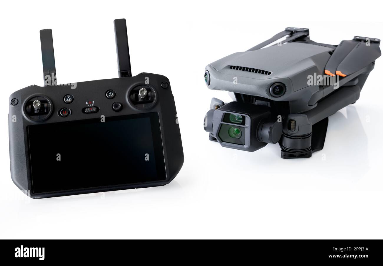 Drohne und Fernsteuerung. UAS oder unbemanntes Luftfahrzeug. Quadcopter-Drohnenflugzeug mit Digitalkamera. Moderne ferngesteuerte Drohne mit Kamera für Luftaufnahmen oder Videos. Stockfoto