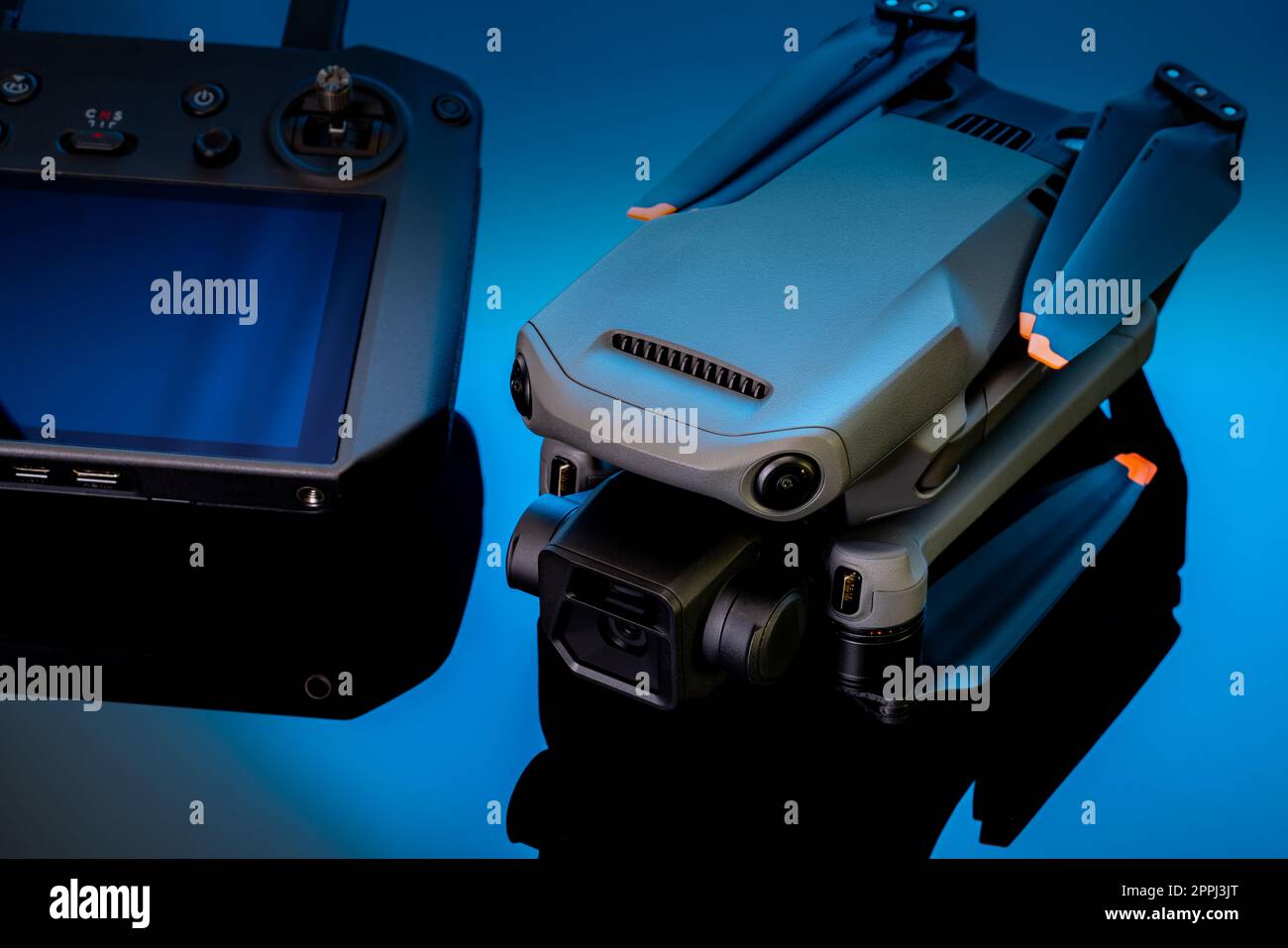 Drohne und Fernsteuerung. UAS oder unbemanntes Luftfahrzeug. Quadcopter-Drohnenflugzeug mit Digitalkamera. Moderne ferngesteuerte Drohne mit Kamera für Luftaufnahmen oder Videos. Stockfoto