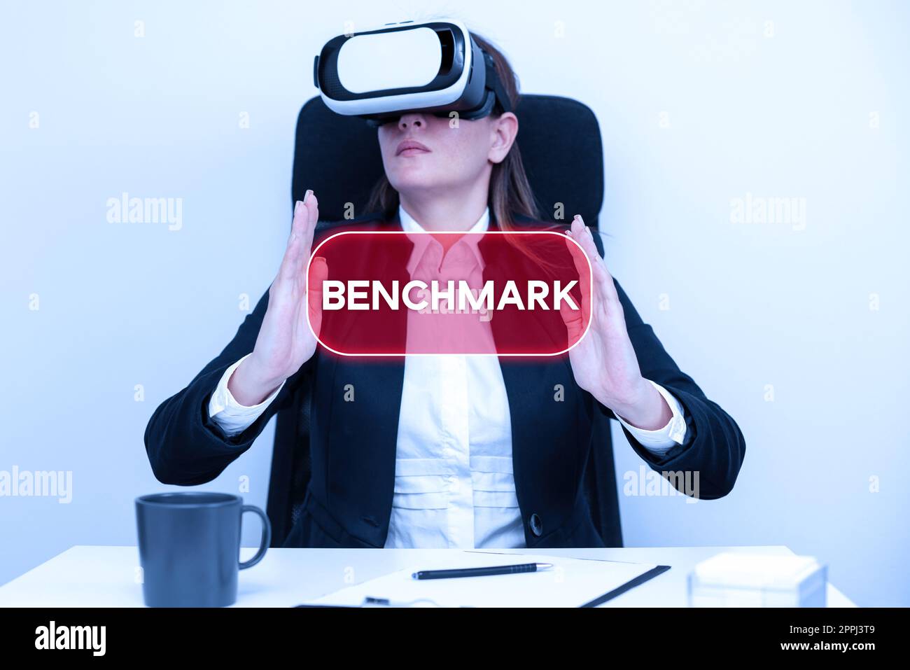 Zeichen, das Benchmark anzeigt. Business Showcase mit oder in der Lage, zwei Sprachen zu verwenden, insbesondere mit gleichmäßiger Fluenz Führungsgesten und Lernfähigkeit durch Virtual Reality Simulator. Stockfoto