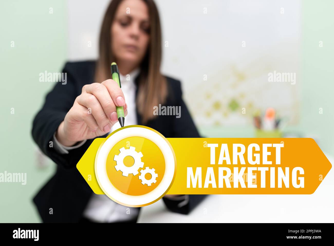 Konzeptionelle Darstellung Zielmarketing. Internet-Konzept Herstellung und Vertrieb von Garntuch und -Bekleidung Hand Halten Mobiltelefon Drücken der Anwendungstaste Technologie anzeigen. Stockfoto