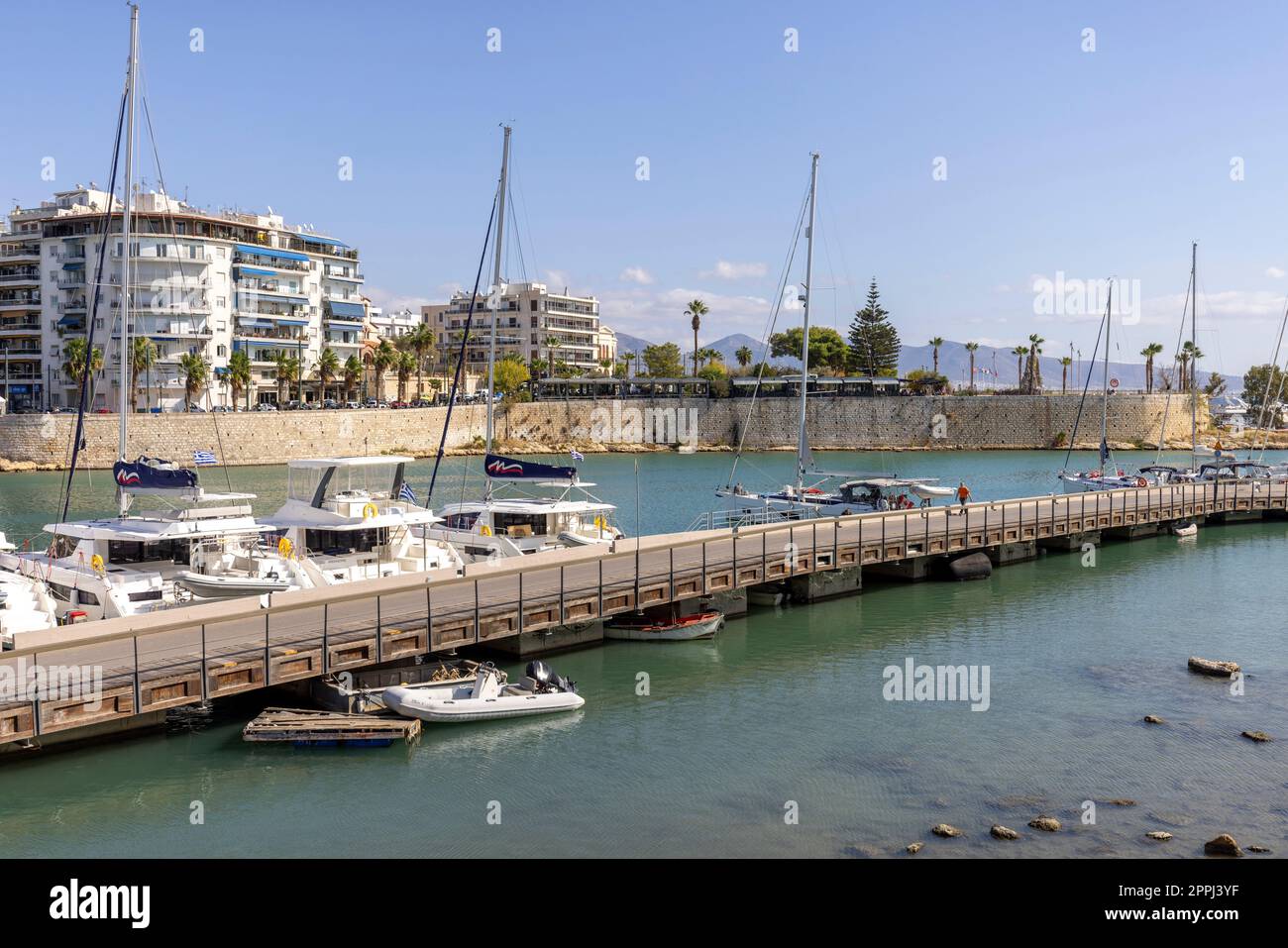 Blick auf den Hafen in der Bucht von Zea mit verankerten Yachten, Athen, Piräus, Griechenland Stockfoto