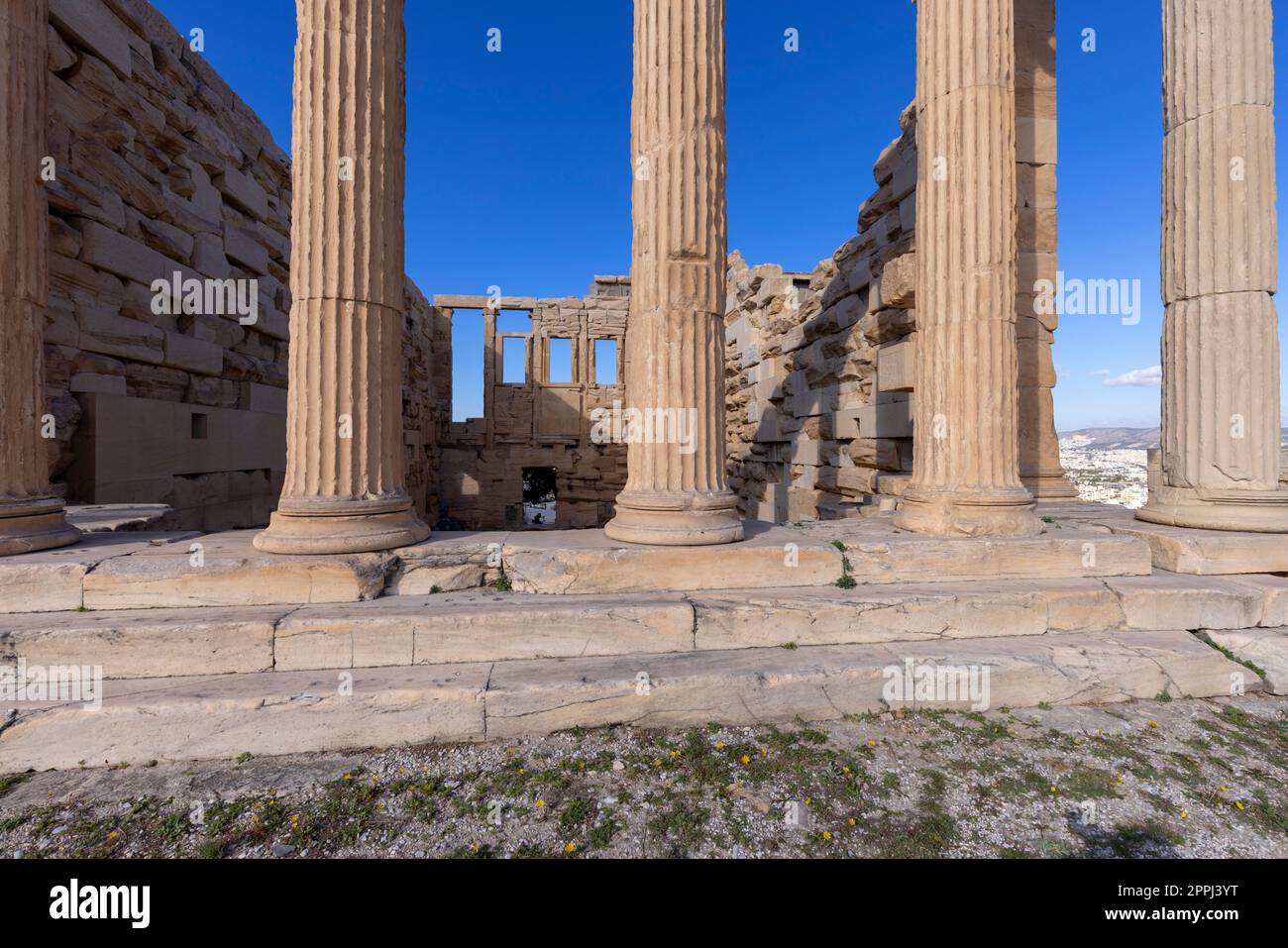 Erechtheion, Tempel der Athena Polias auf der Akropolis von Athen, Griechenland. Sehen Sie sich Säulen im Ionischen Stil auf blauem Himmel an Stockfoto