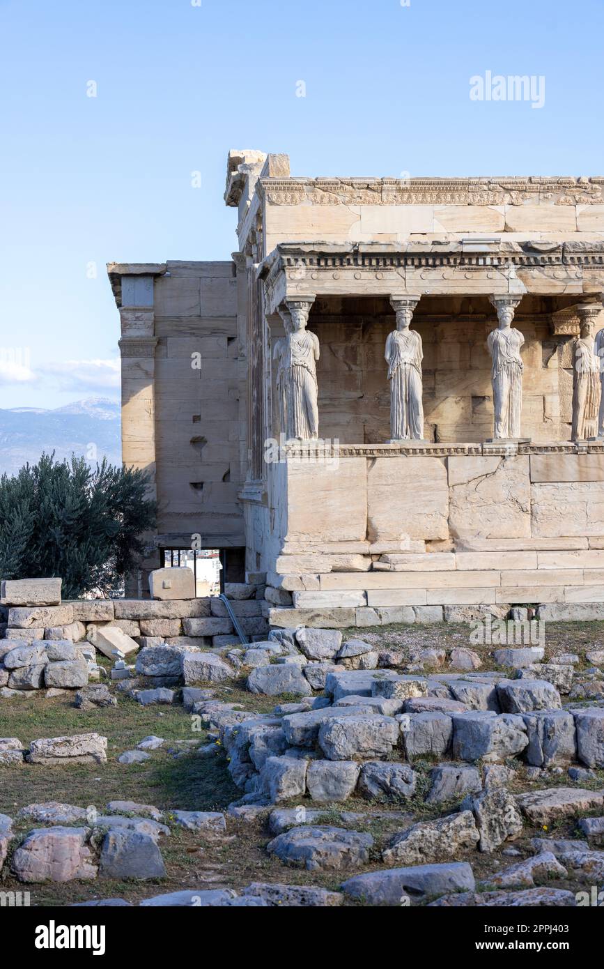Erechtheion, Tempel der Athena Polias auf der Akropolis von Athen, Griechenland. Blick auf die Veranda der Jungfrauen mit Statuen der Kariatiden Stockfoto