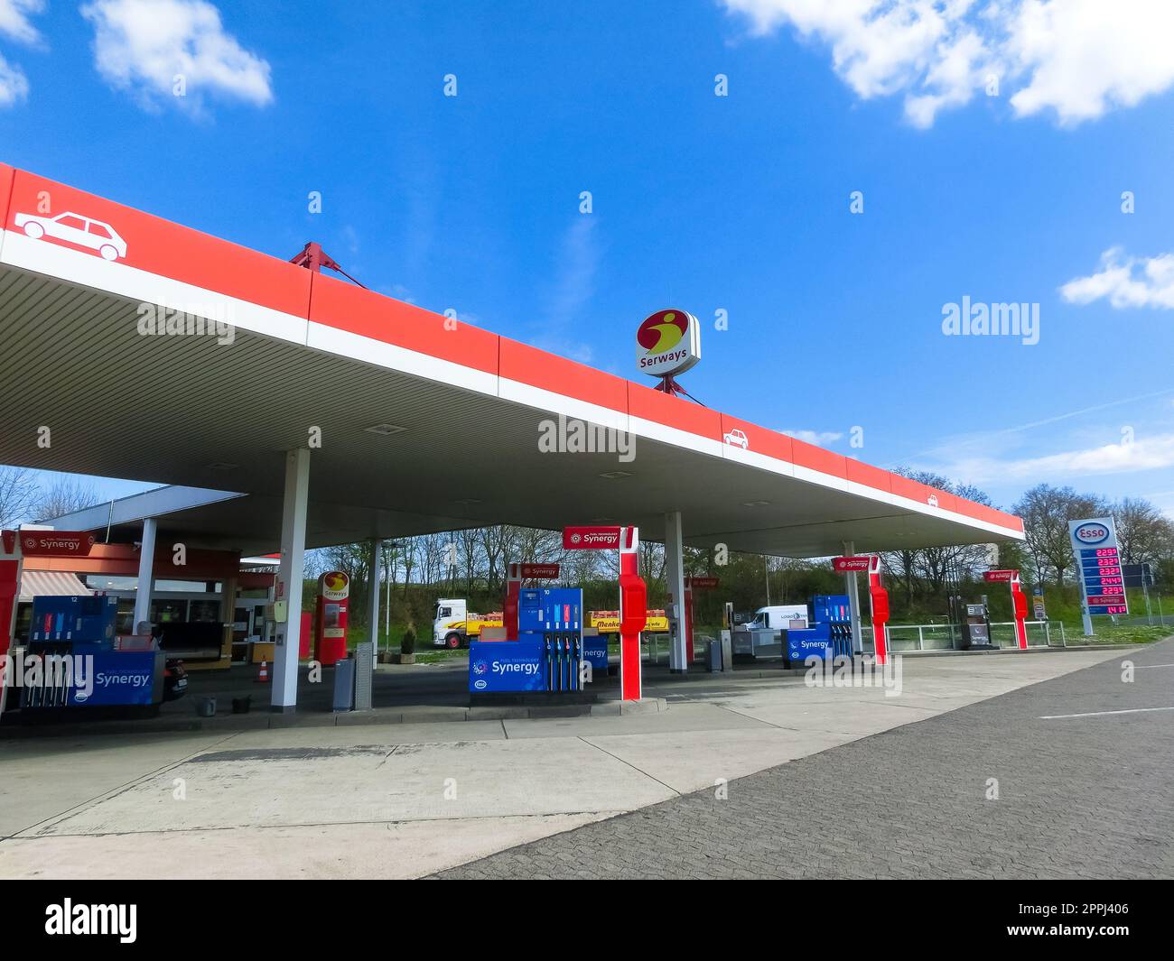 Ansicht der Esso-Tankstelle.Esso ist ein Handelsname für ExxonMobil.American ExxonMobil ist das größte Unternehmen der Welt, das Öl und Gas verkauft. Stockfoto