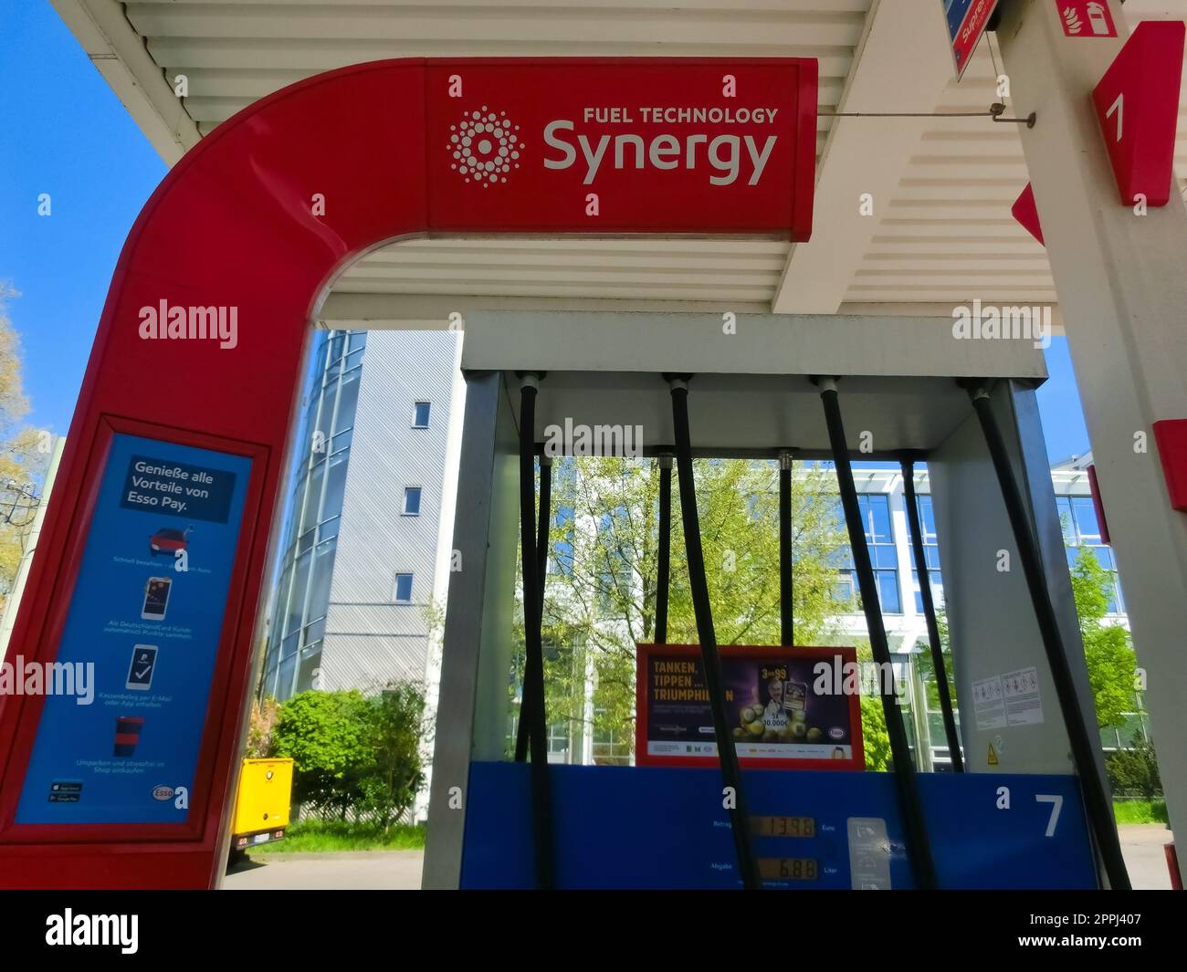 Ansicht der Esso-Tankstelle.Esso ist ein Handelsname für ExxonMobil.American ExxonMobil ist das größte Unternehmen der Welt, das Öl und Gas verkauft. Stockfoto