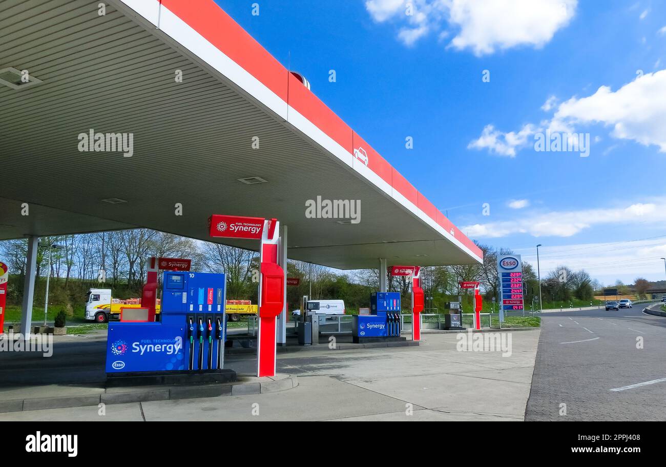 Ansicht der Esso-Tankstelle.Esso ist ein Handelsname für ExxonMobil.American ExxonMobil ist das größte Unternehmen der Welt, das Öl und Gas verkauft. Stockfoto