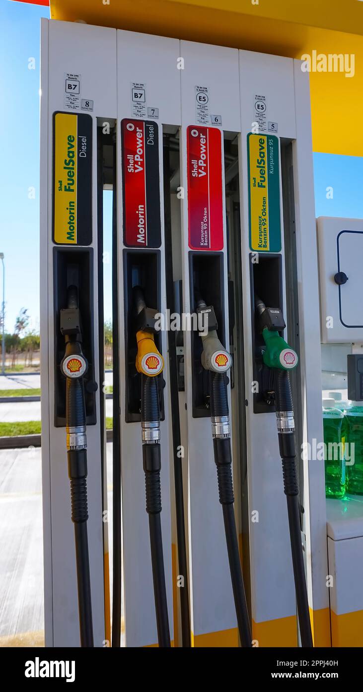 Marmaris, Türkei - 23. September 2022: Fülldüsen an einer Shell-Tankstelle. Stockfoto