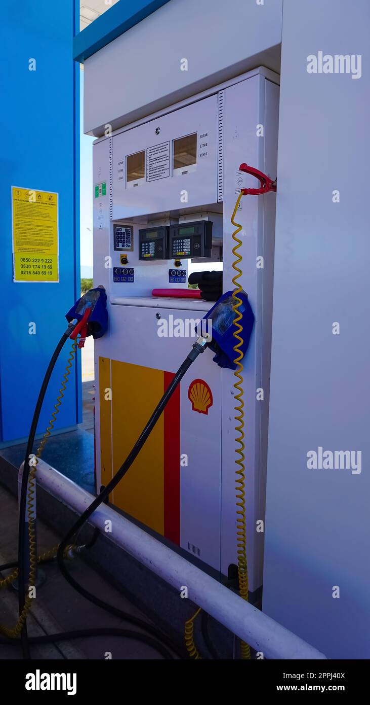 Marmaris, Türkei - 23. September 2022: Fülldüsen an einer Shell-Tankstelle. Stockfoto