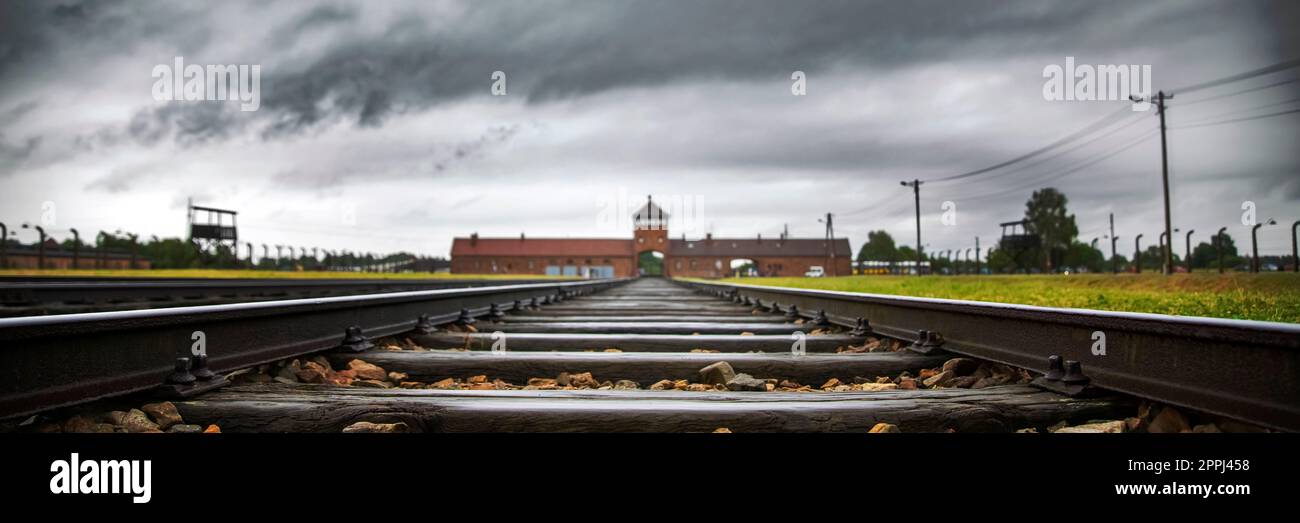 Bahngleise zum Haupttor von Auschwitz Stockfoto