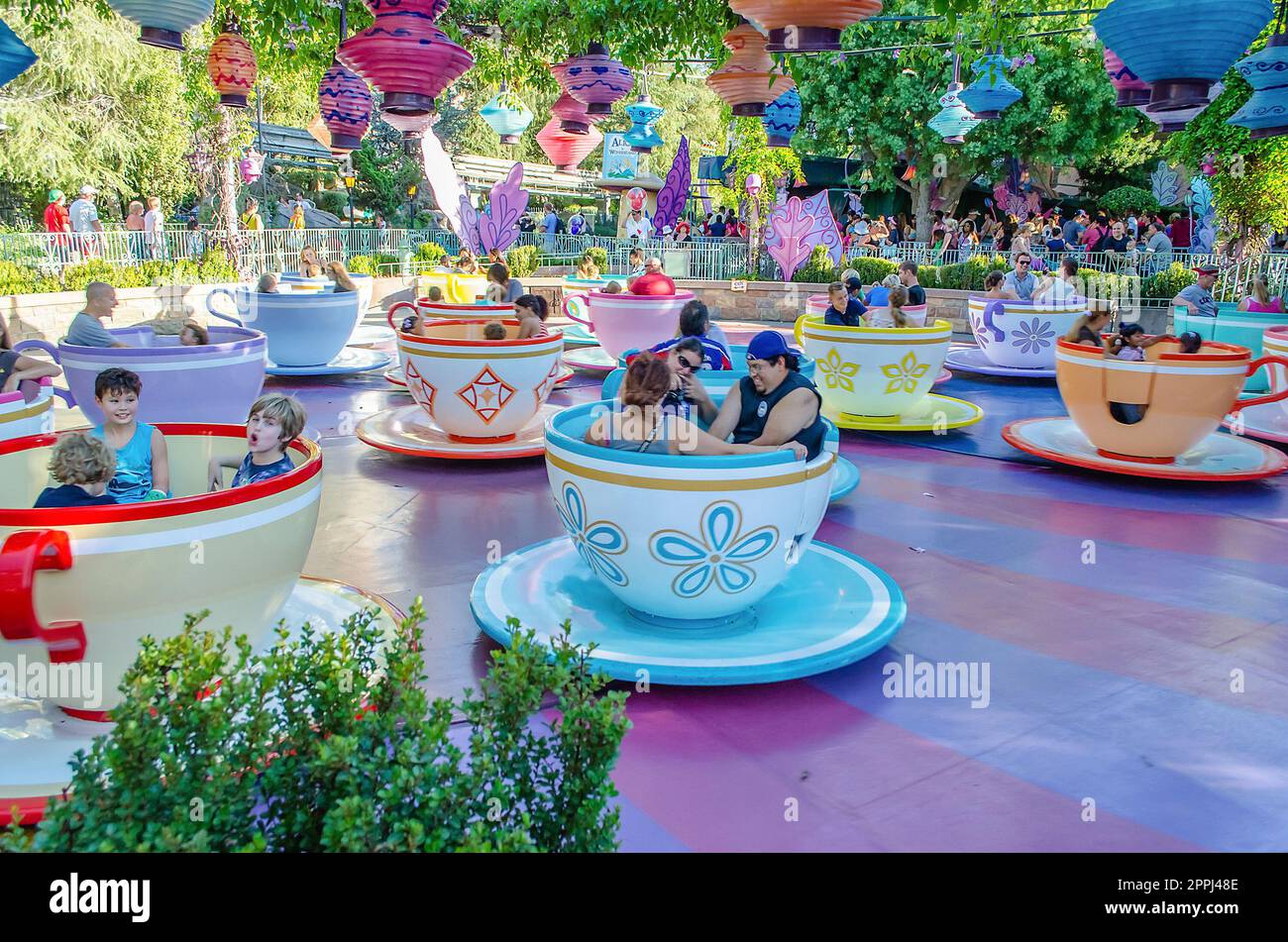 Mad Tea Party-Attraktion, Disneyland Park in Anaheim, Kalifornien, USA Stockfoto