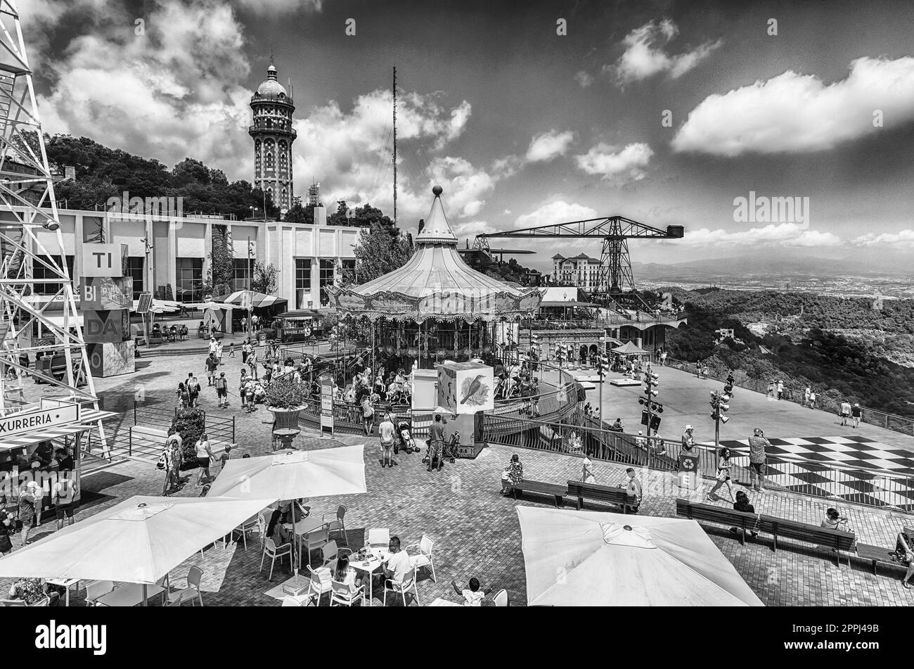 Malerischer Blick über den Vergnügungspark Tibidabo, Barcelona, Katalonien, Spanien Stockfoto