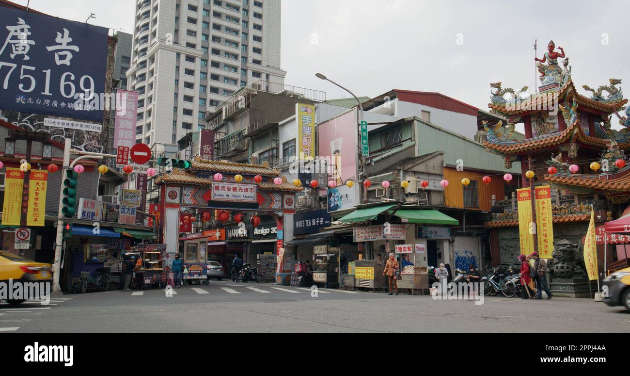 Taipei, Taiwan, 04. März 2022: Raohe St. Nachtmarkt in Taipeh Stockfoto