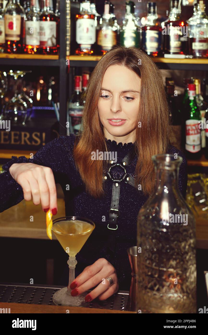 Barkeeper-girl Cocktail mixing hinter der Theke Stockfoto