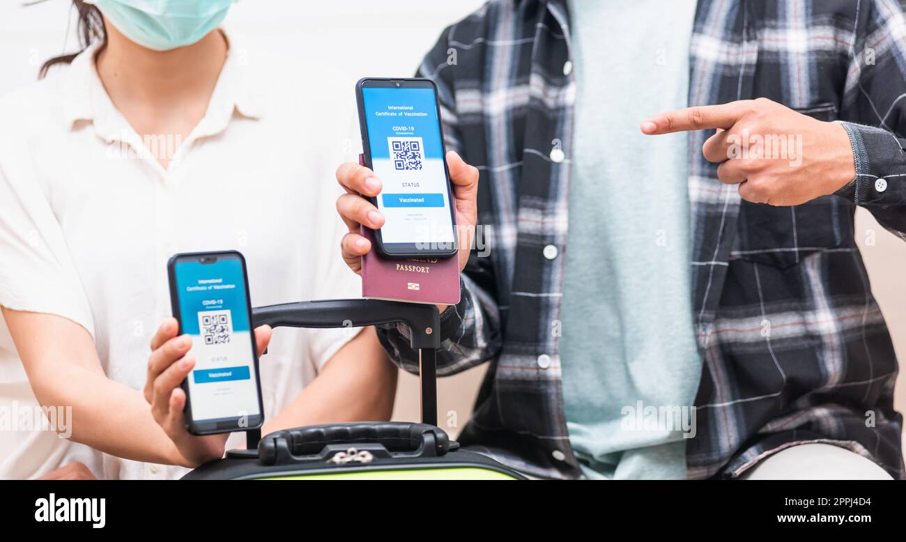Ehepaar Frau und Mann bereit Reise zeigen und zeigen digitalen Impfstoff Gesundheit Pass Zertifikat Stockfoto
