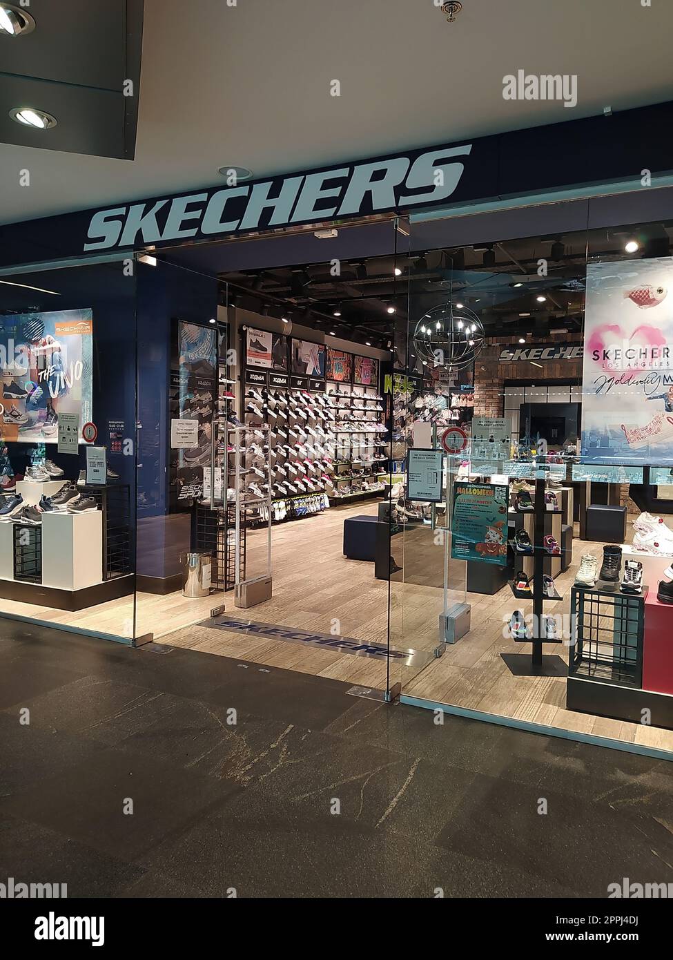 Kiyv, Ukraine - 8. Dezember 2021: Zeichen der Skecher auf dem Laden in der Shopping Mall. Stockfoto