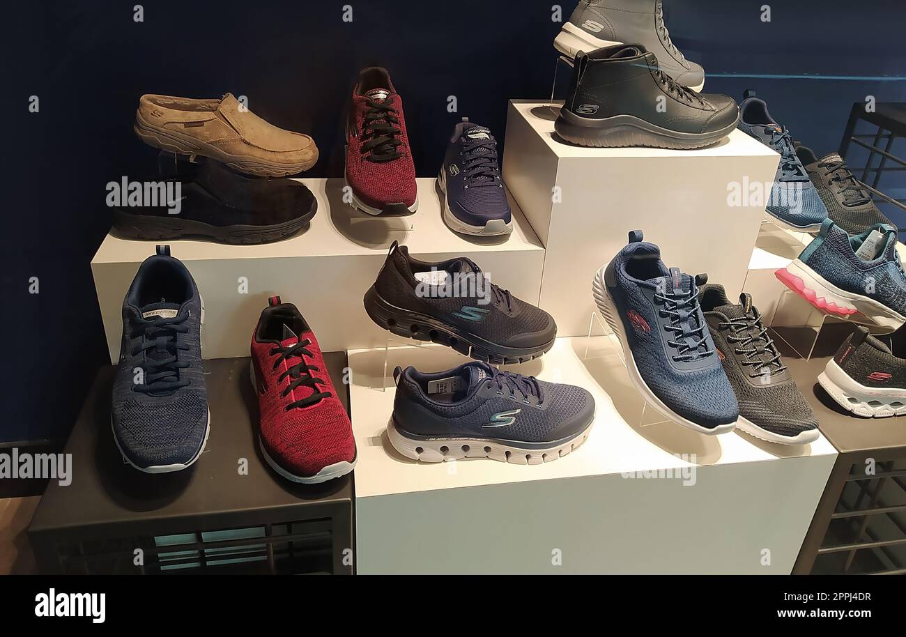 Kiyv, Ukraine - 8. Dezember 2021: Zeichen der Skecher auf dem Laden in der Shopping Mall. Stockfoto
