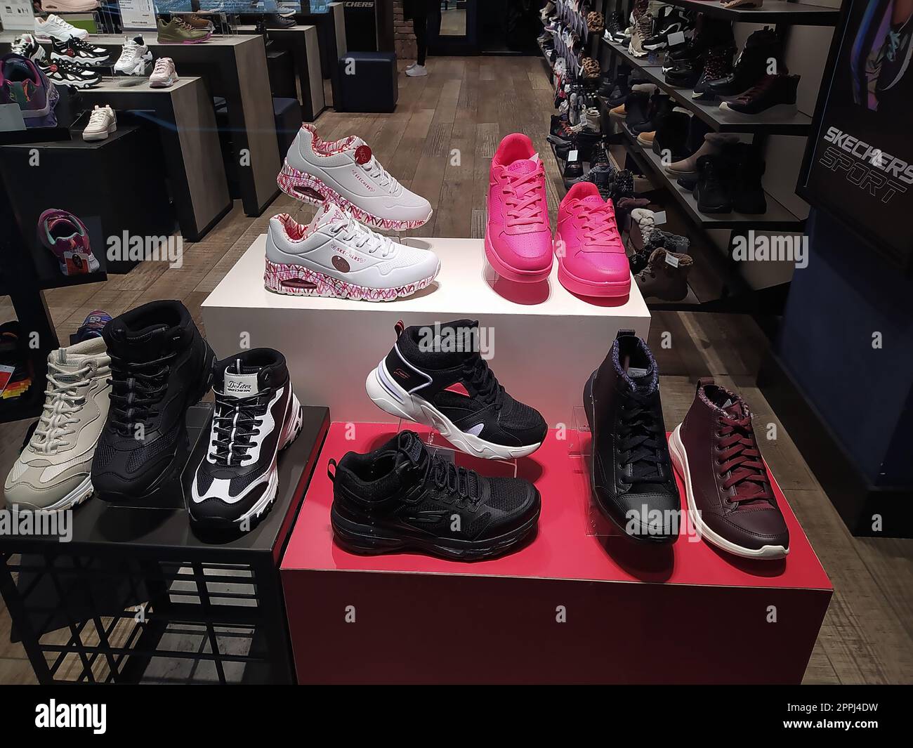 Kiyv, Ukraine - 8. Dezember 2021: Zeichen der Skecher auf dem Laden in der Shopping Mall. Stockfoto