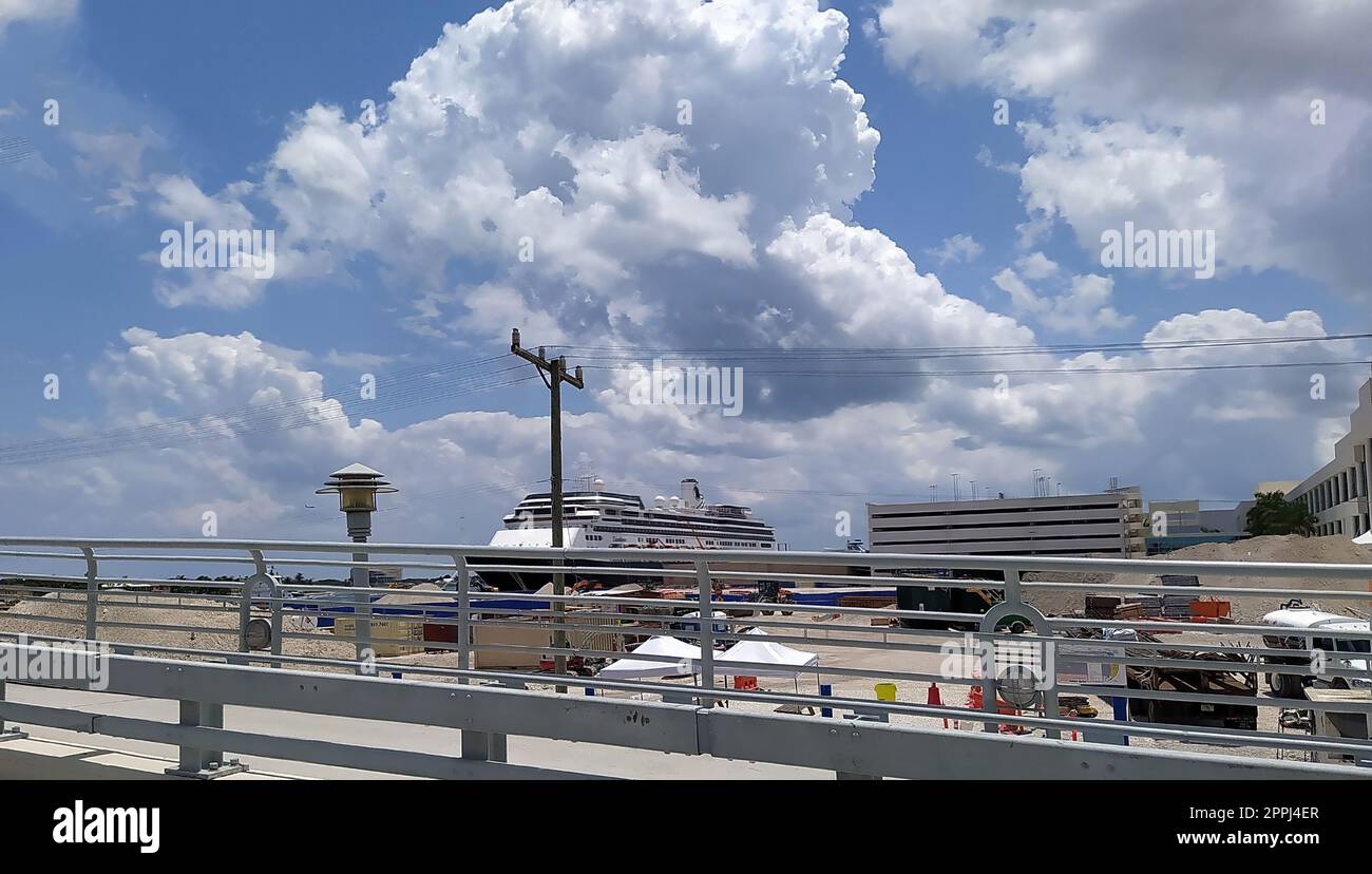 Großes Kreuzfahrtschiff verlassen Heimathafen Fort Lauderdale Stockfoto