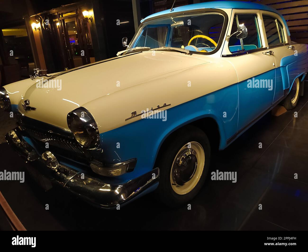 Goynuk, Türkei - 20. September 2022: Zweifarbiges Retro-Auto Volga GAZ-21 Stockfoto