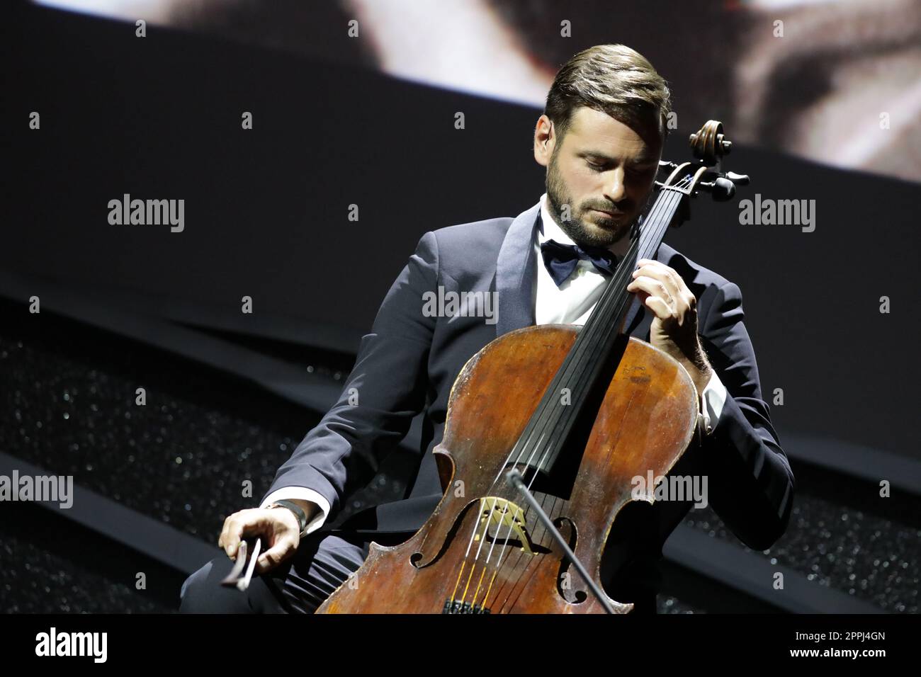 Der Cellist Stjepan Hauser tritt am 10. September 2022 bei der Abschlusszeremonie des Venedig International Film Festival 79. in Venedig, Italien, auf. Stockfoto