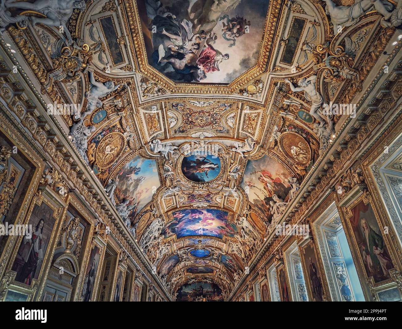 Die Galerie d'Apollon ein großer und berühmter Raum des Louvre-Museums. Die Apollon-Galerie ist eine goldverzierte Halle mit Zoozeichen, Ornamenten und Wandgemälden an den Wänden und der Decke. Architektonisches Meisterwerk Stockfoto