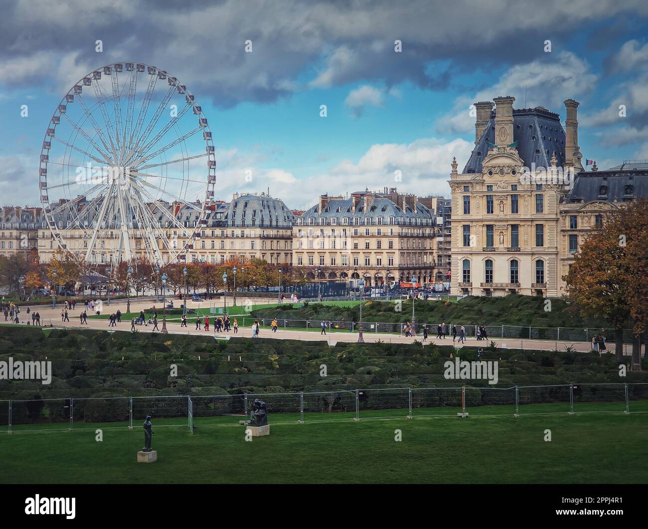 Blick auf das Riesenrad Grande Roue de Paris neben dem Louvre und den pariser Häusern in Frankreich Stockfoto