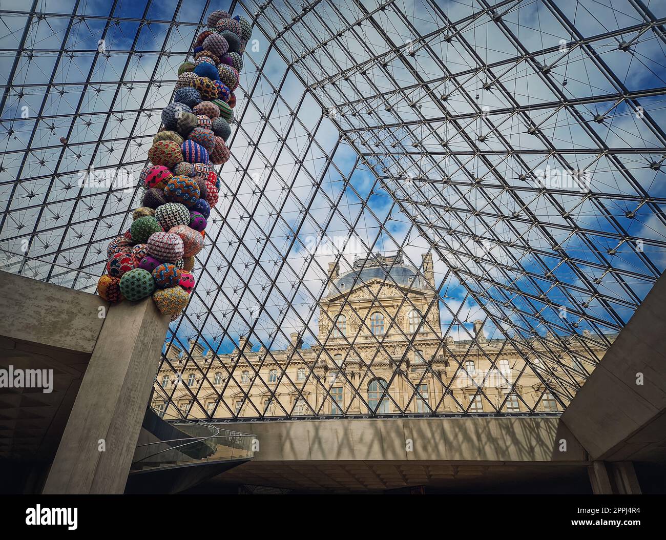 Unter der Glaspyramide des Louvre. Wunderschöne architektonische Details mit einer abstrakten Mischung aus klassischen und modernen Architekturstilen Stockfoto