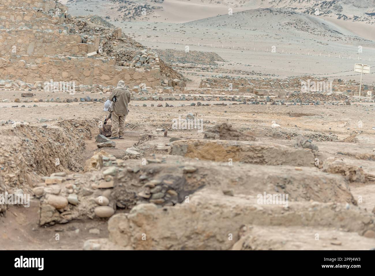Sie graben die Überreste einer alten Zivilisation in der Wüste aus Stockfoto