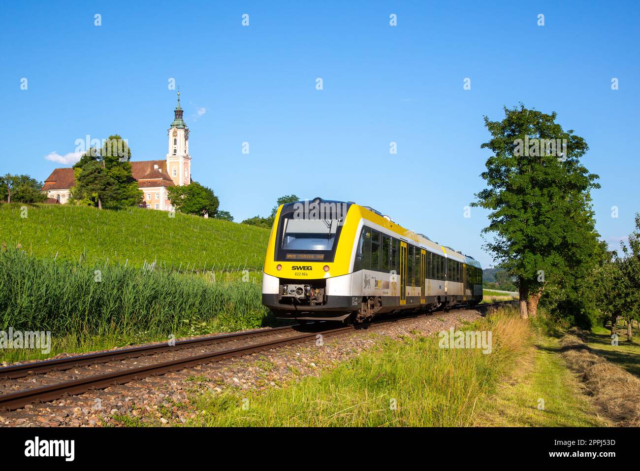 Regionalzug von SWEG mit Bwegt in der Nähe des Klosters Birnau, Deutschland Stockfoto
