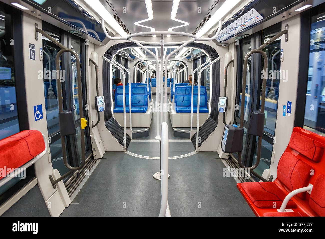 Innenausstattung einer modernen Stadtbahn Alstom Citadis X05 auf der Linie T9 des öffentlichen Nahverkehrs in Paris, Frankreich Stockfoto