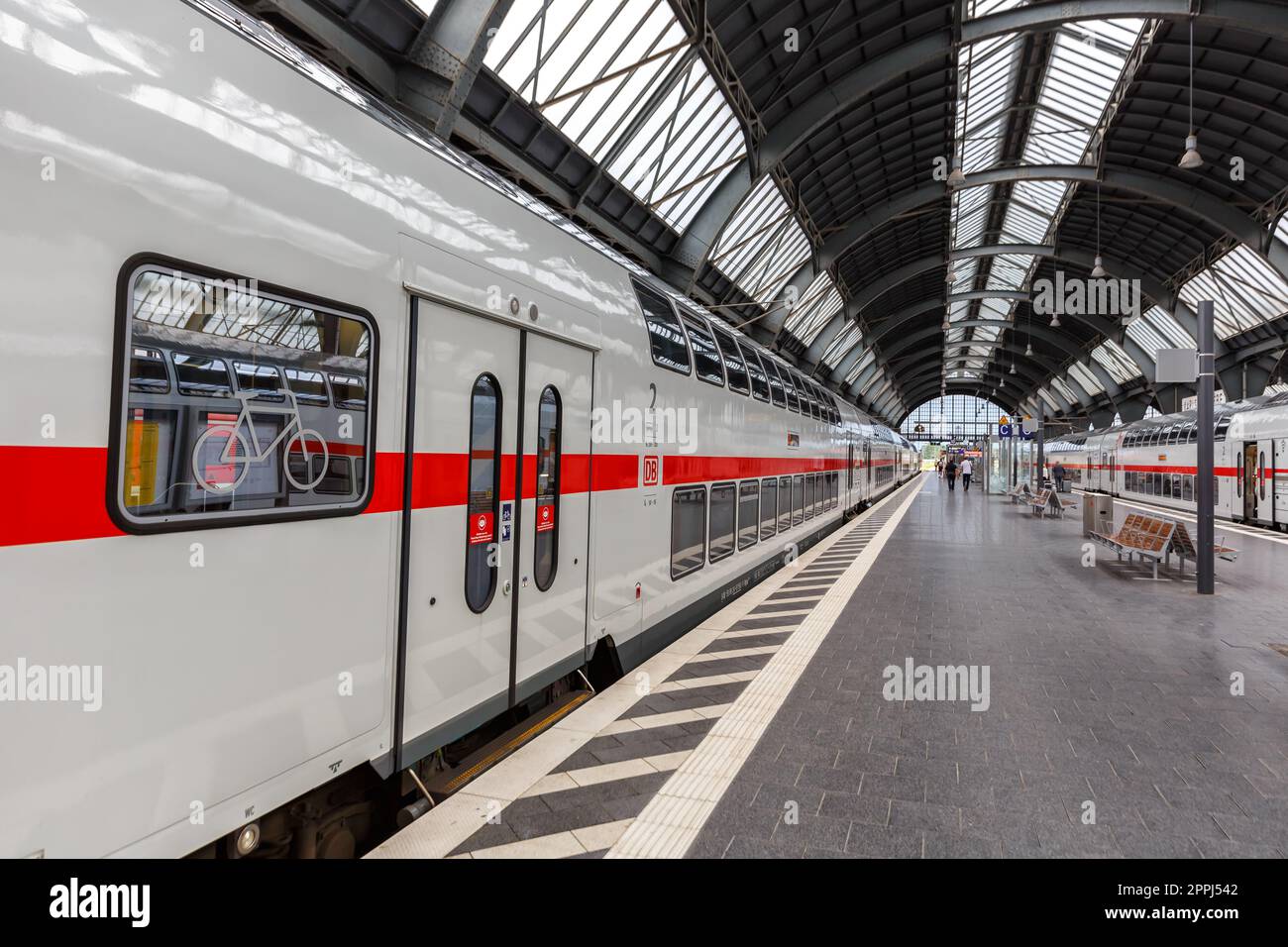 Intercity-IC-Zugtyp Twindexx Vario von Bombardier der DB Deutsche Bahn am Hauptbahnhof Karlsruhe in Deutschland Stockfoto