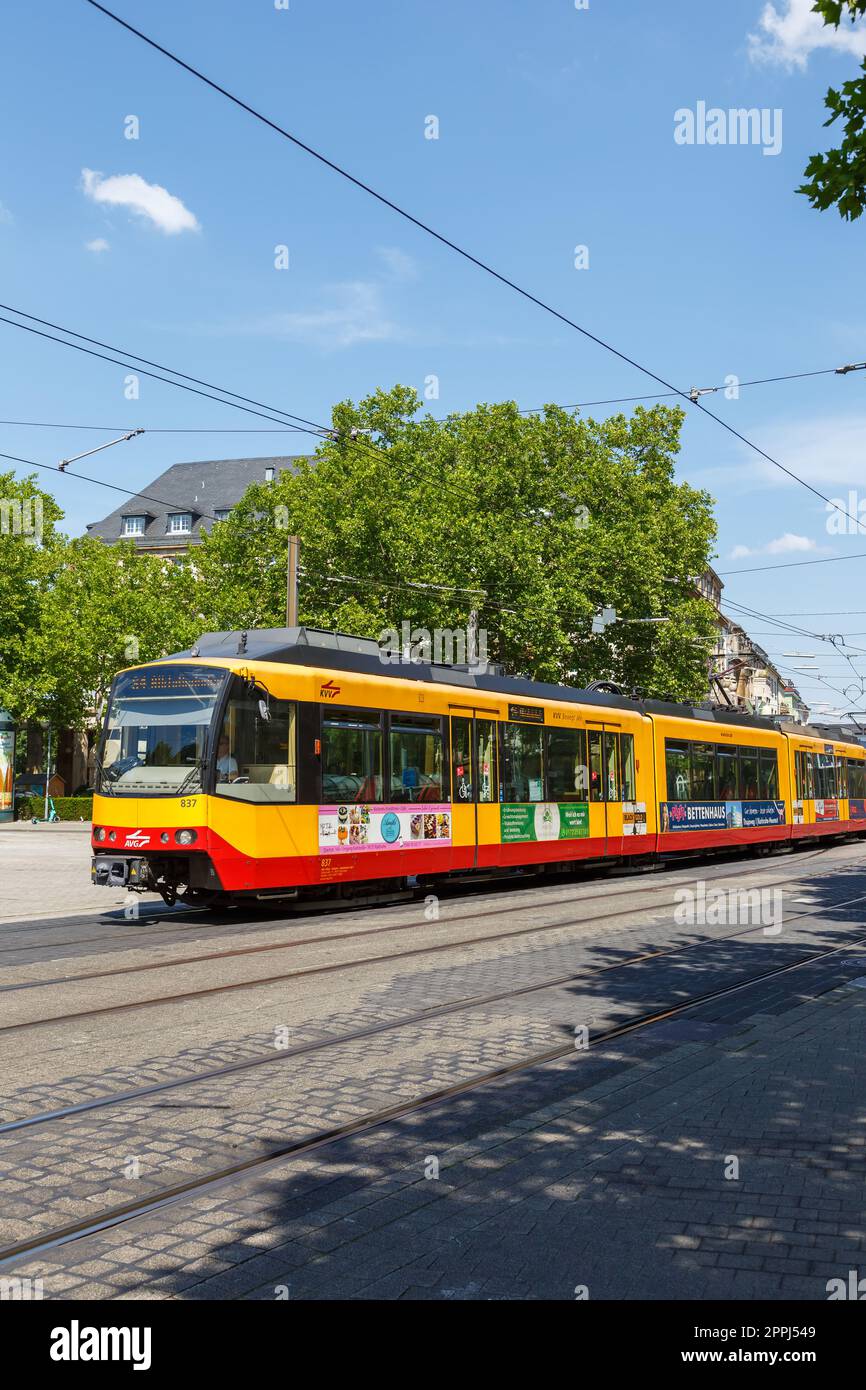 Straßenbahn-S-Bahn der AVG Straßenbahn Typ GT8 Öffentliche Verkehrsmittel im Porträtformat an der Haltestelle Hauptbahnhof Karlsruhe, Deutschland Stockfoto