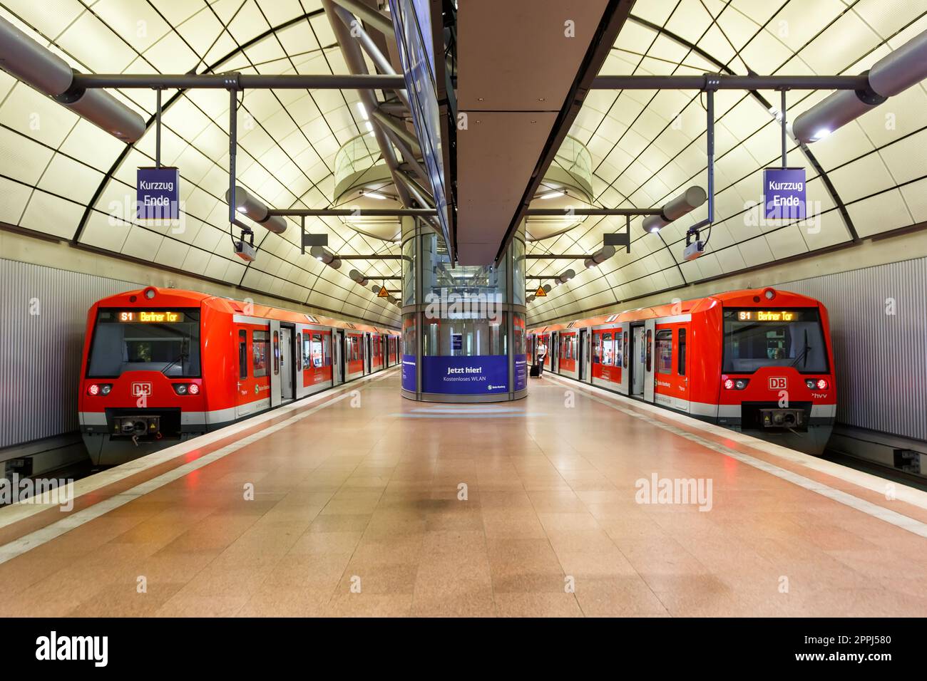 S-Bahn-Zug des Bahnhofs Hamburg Airport in Deutschland Stockfoto