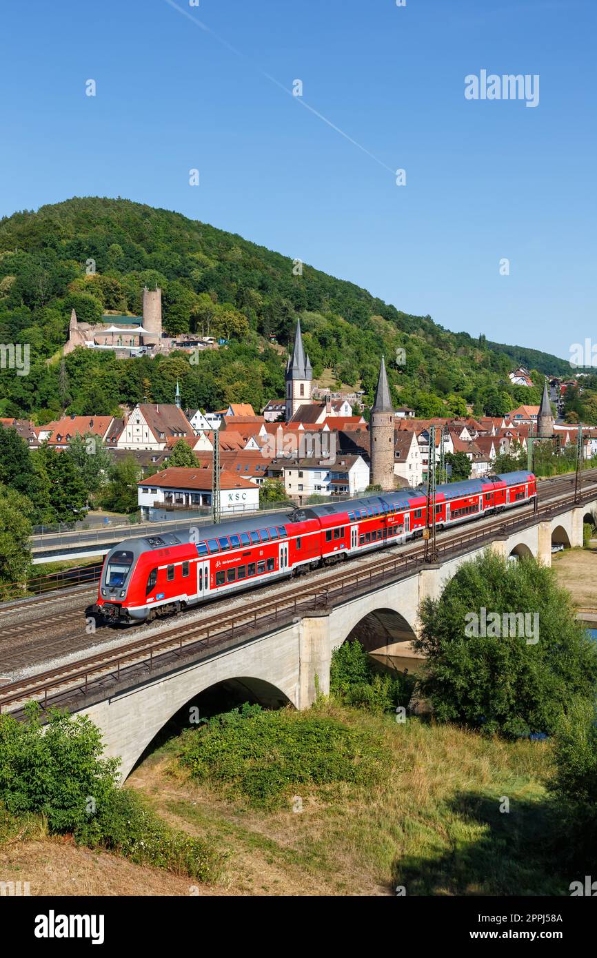 Regionalzugtyp Bombardier Twindexx Vario der Deutschen Bahn DB Regio bilevel Rail Car Portrait Format in Gemuenden am Main, Deutschland Stockfoto