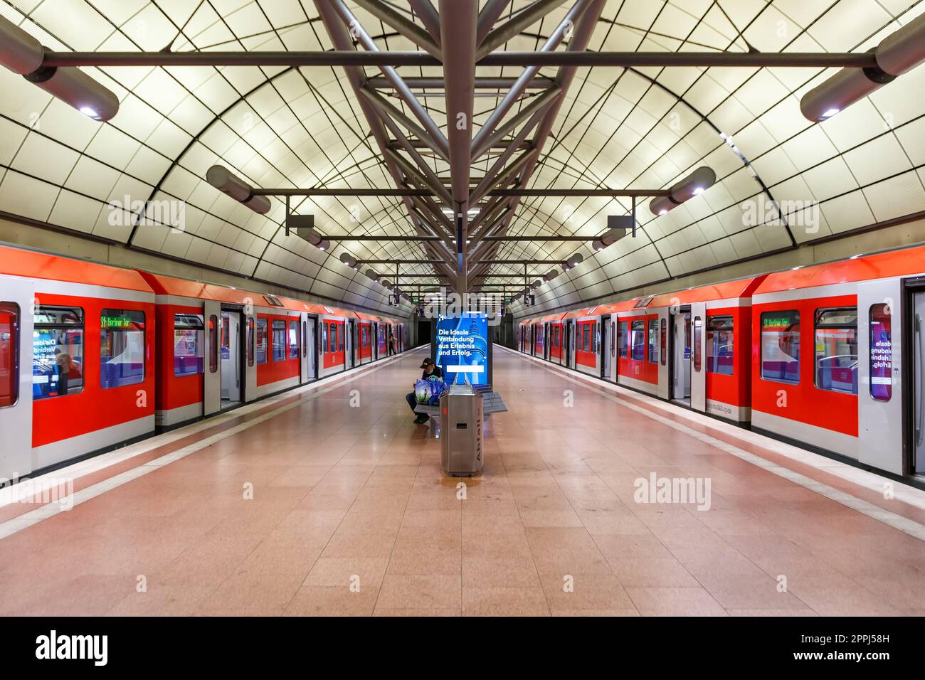 S-Bahn-Zug des Bahnhofs Hamburg Airport in Deutschland Stockfoto