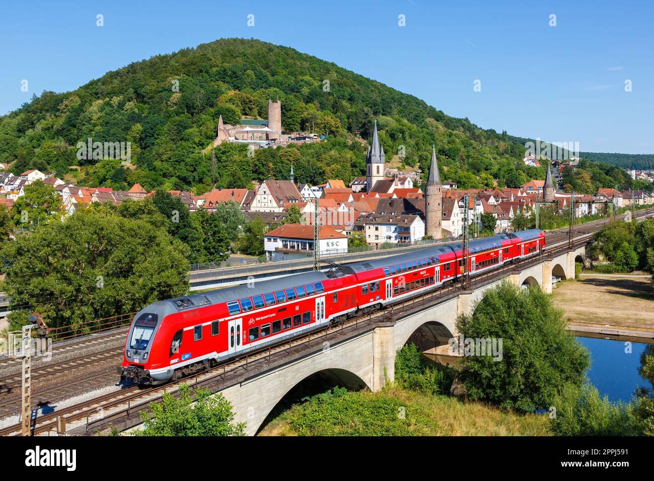 Regionalzug Bombardier Twindexx Vario der Deutschen Bahn DB Regio bilevel in Gemuenden am Main, Deutschland Stockfoto