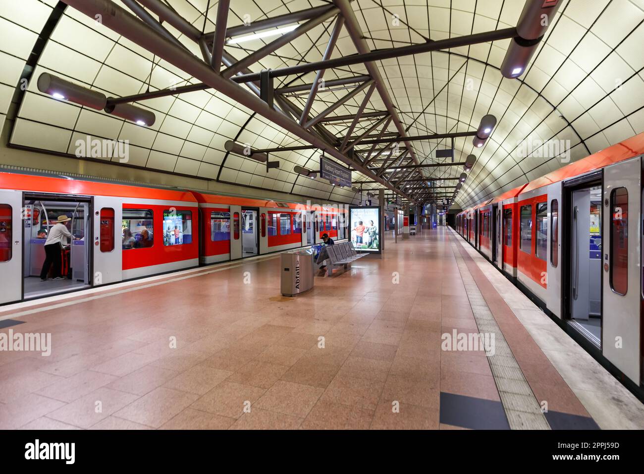 S-Bahn-Zug des Bahnhofs Hamburg Airport in Deutschland Stockfoto