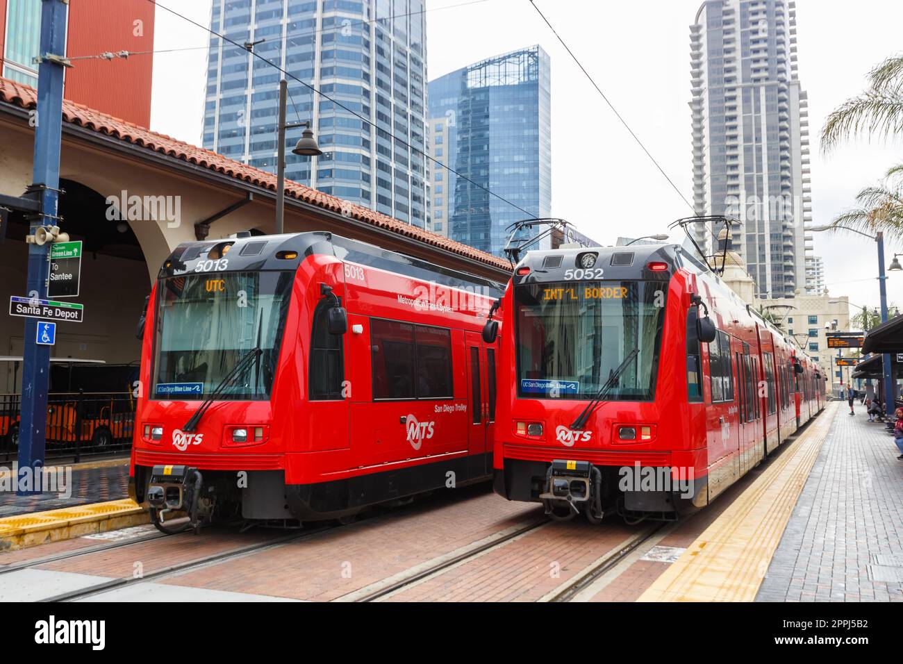 San Diego Trolley Straßenbahn öffentliche Verkehrsmittel am Bahnhof Santa Fe in San Diego, USA Stockfoto
