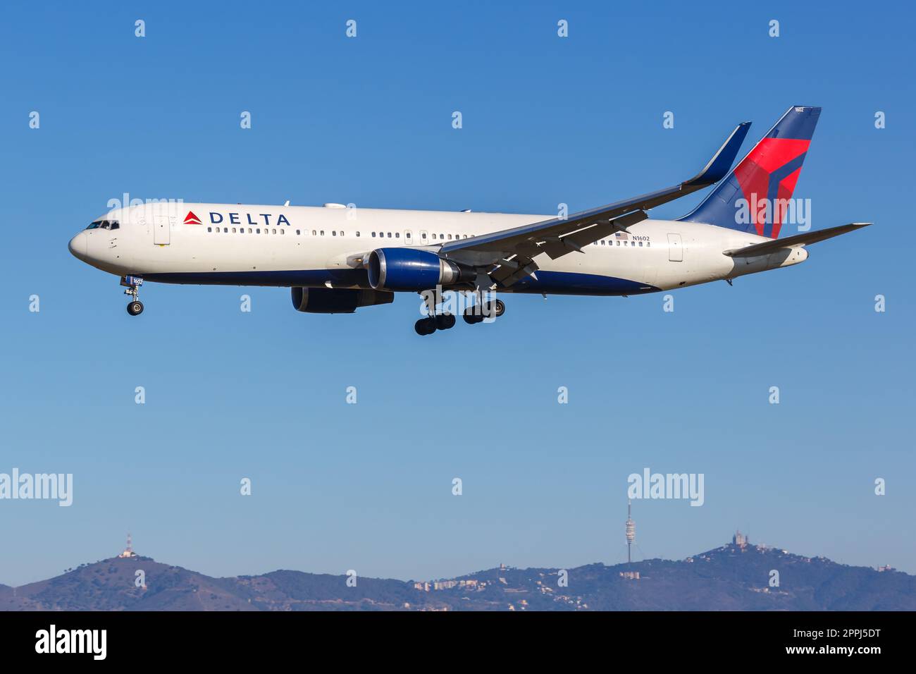 Delta Air Lines Flugzeug Boeing 767-300(er) Flughafen Barcelona in Spanien Stockfoto