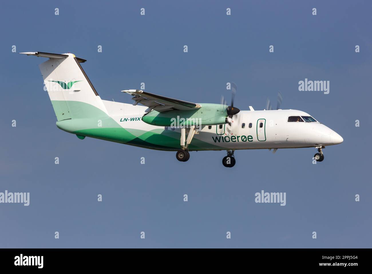 Wideroe De Havilland Canada Dash 8-100 Flugzeug Oslo Flughafen in Norwegen Stockfoto