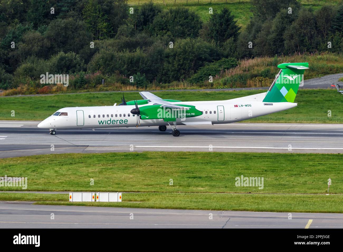 Wideroe De Havilland Canada Dash 8 Q400 Flugzeug Bergen Flughafen in Norwegen Stockfoto