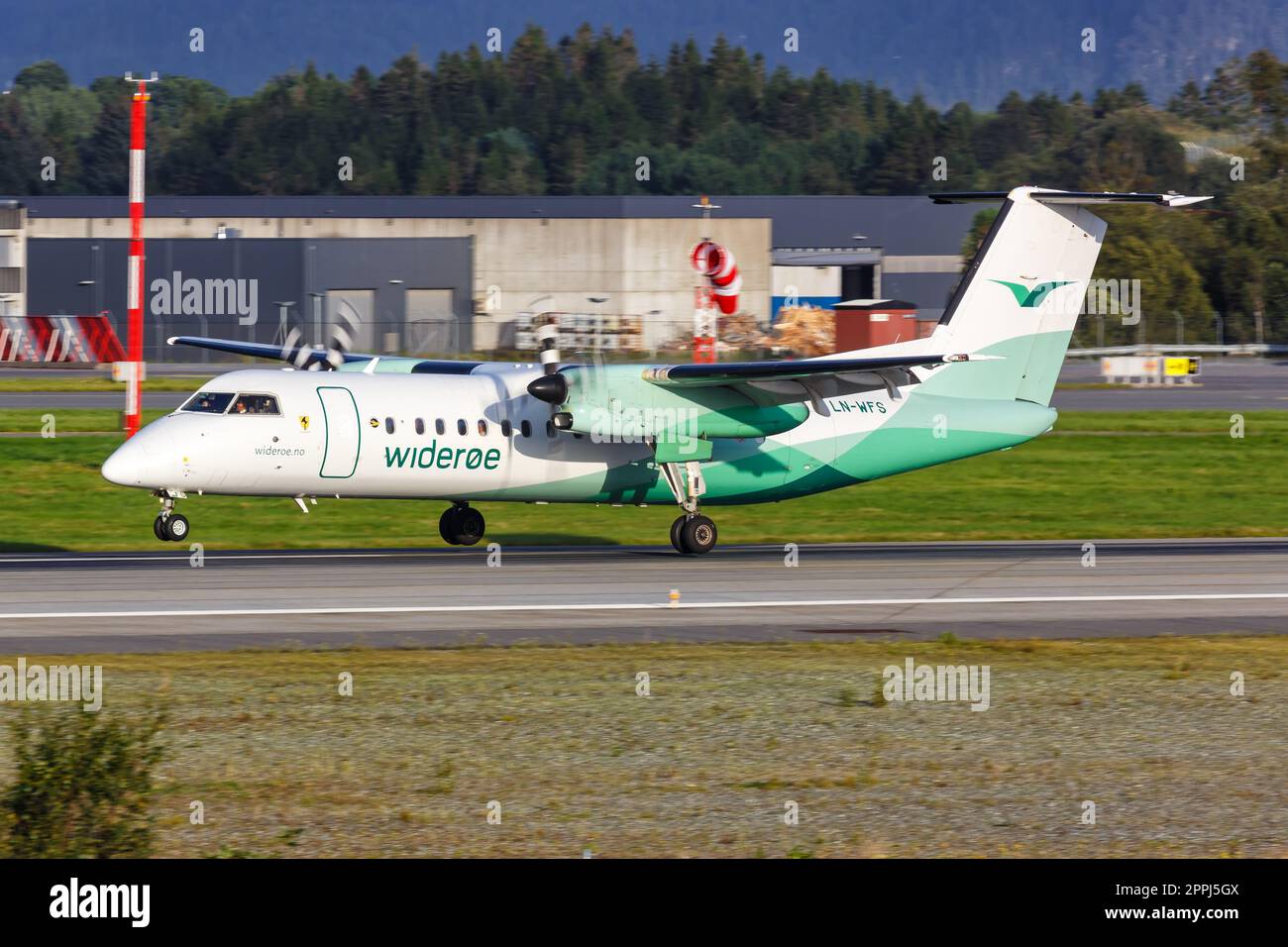 Wideroe De Havilland Canada Dash 8-300 Flugzeug Bergen Flughafen in Norwegen Stockfoto