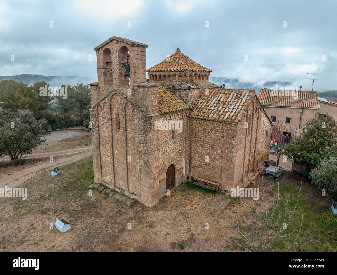 Romanische Kirche Sant Cugat de Salou oder Raco in Navas (Bages) Katalonien. Spanien. Stockfoto