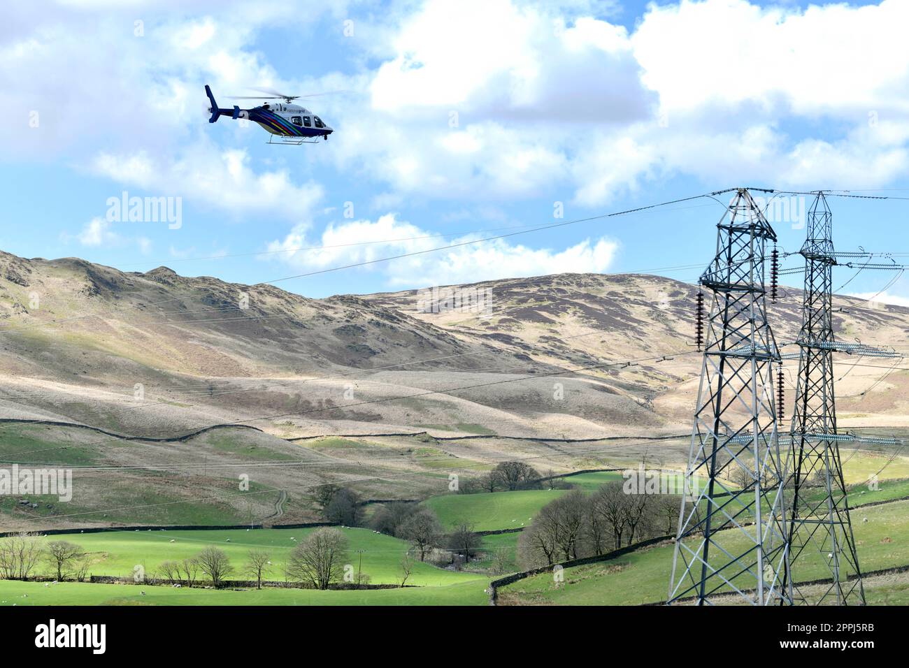 National Grid Bell 429 Global Ranger Helikopter, der zur Inspektion der Hochspannungs-Stromübertragungsleitungen verwendet wurde. In der Nähe fotografiert Stockfoto