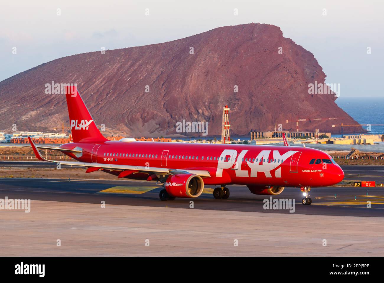 Spielen Sie Airbus A321neo Airplane am Teneriffa South Airport in Spanien Stockfoto