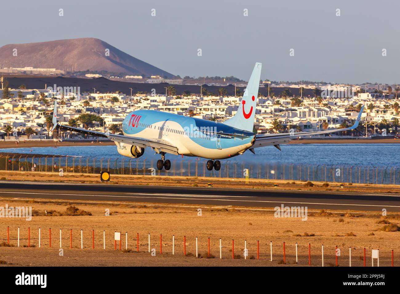 TUI Boeing 737-800 Flugzeug am Flughafen Lanzarote in Spanien Stockfoto