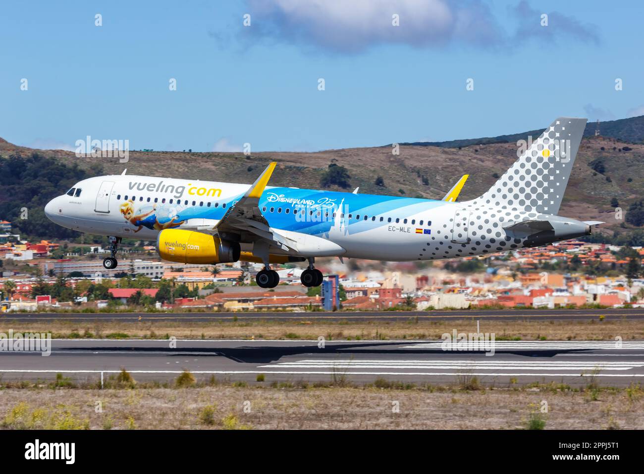Vueling Airbus A320 Flugzeug am Flughafen Teneriffa Norte in Spanien 25 Jahre Disneyland Paris Special Livery Stockfoto