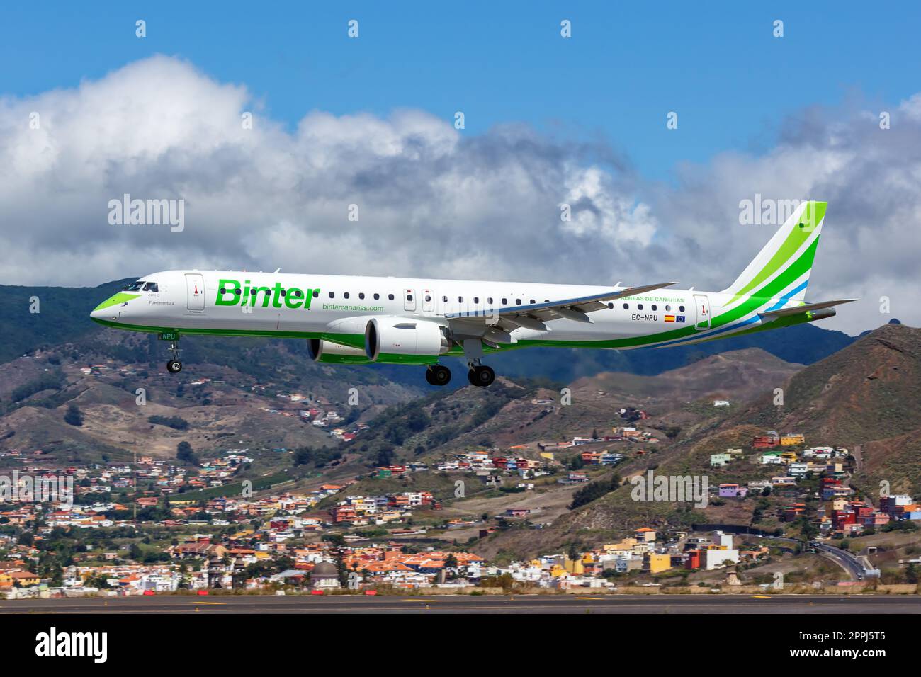 Binter Embraer 195 E2 Flugzeug am Flughafen Teneriffa Norte in Spanien Stockfoto